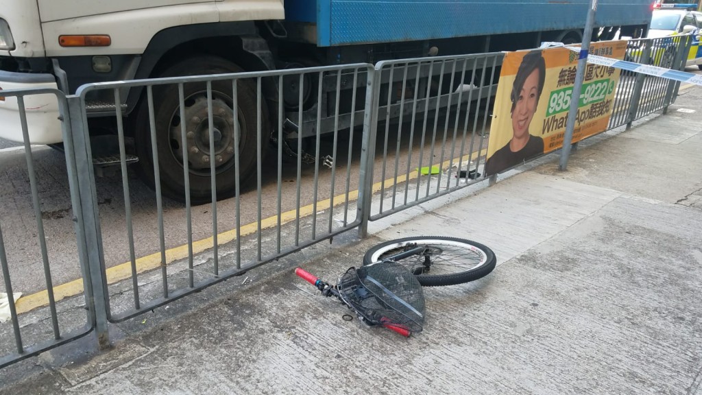 單車被撞飛。