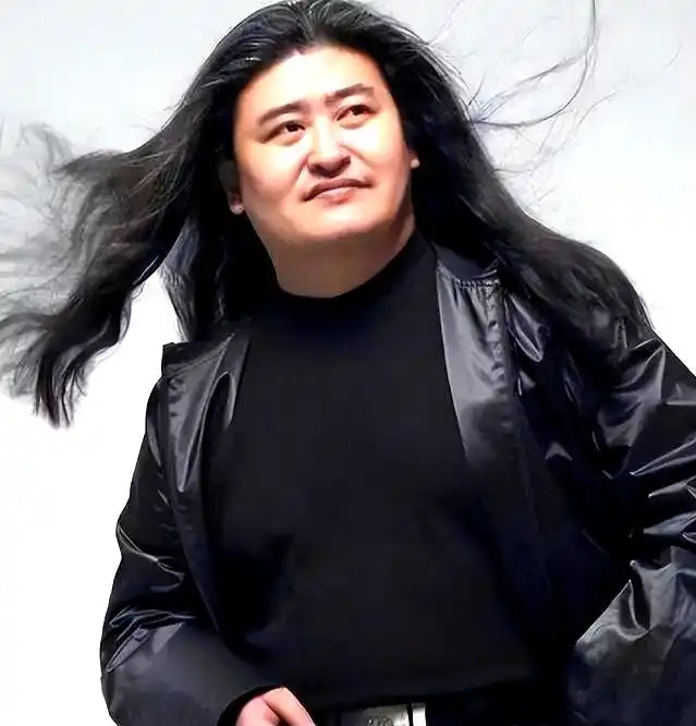 劉歡在《歌手》擊敗吳青峰、齊豫、龔琳娜等強敵,奪得該季歌王寶座。 劉歡在《歌手》擊敗吳青峰、齊豫、龔琳娜等強敵,奪得該季歌王寶座。