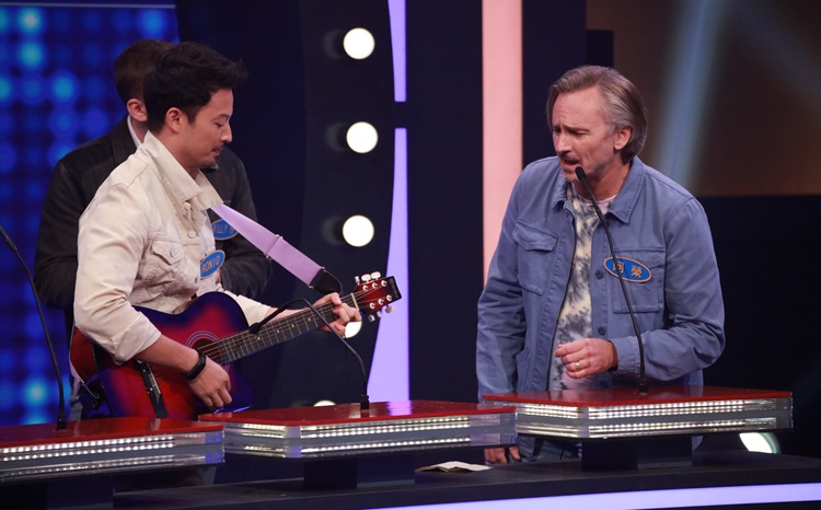 河國榮在節目中唱國語歌。