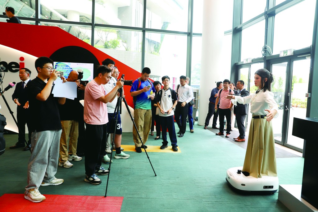 人形機器人小迪可根據指令進行不同動作。