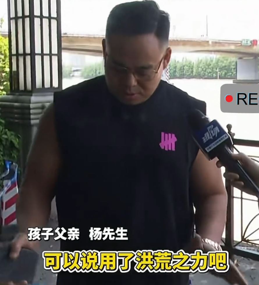 楊先生徒手扯爛失修棧道的木板，跳落江中救女兒。
