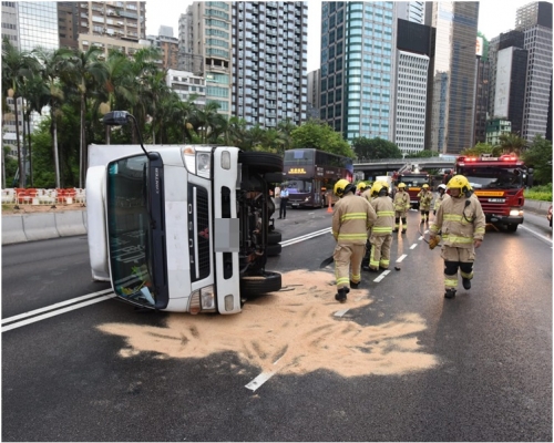 貨車疑路滑失控翻側。