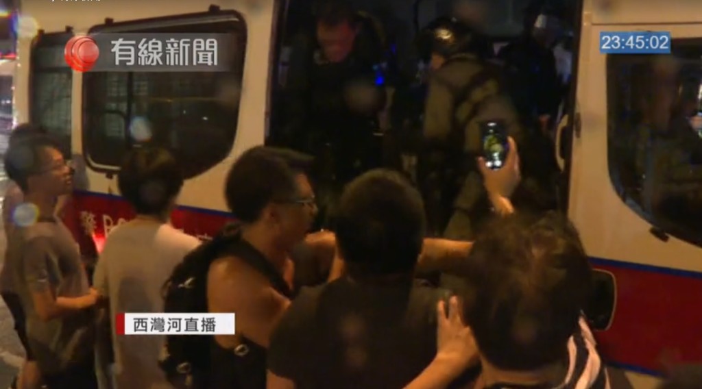 群眾西灣河包圍警車投擲雜物。有線新聞