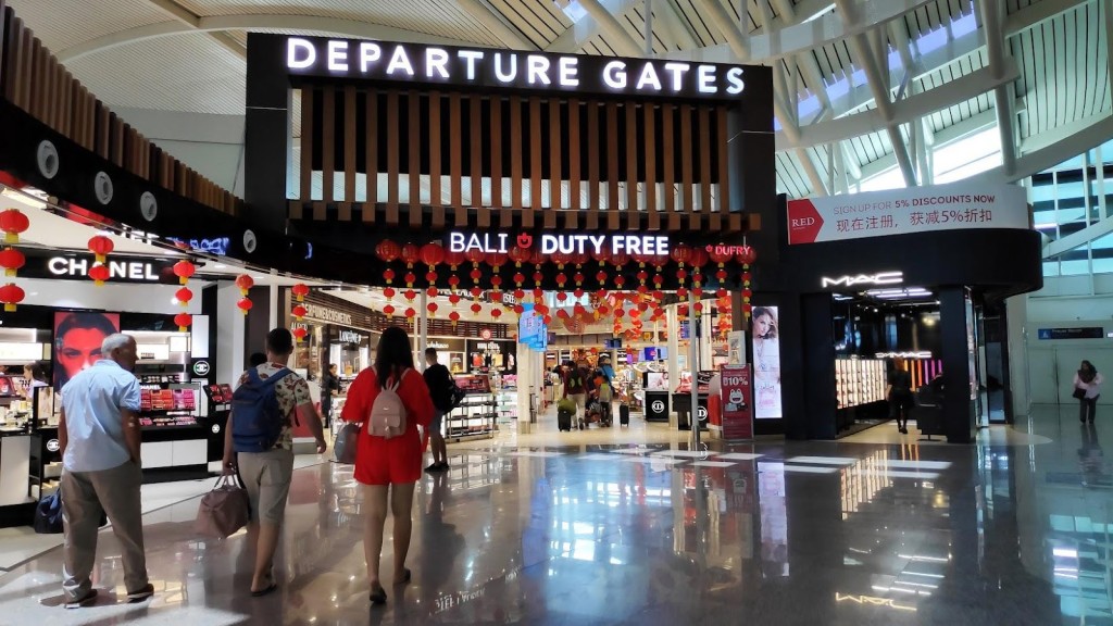 3名中国嫌犯在峇里岛伍拉赖国际机场离境时遭拦截拘捕。VietJetAir