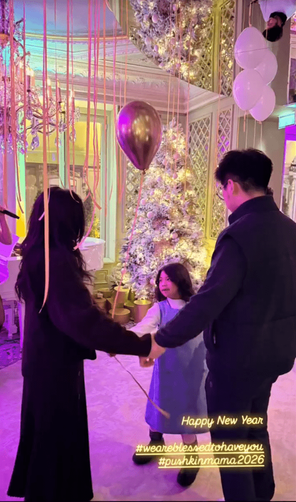 何超盈與老公及女兒手拖手在轉圈,場面溫馨。 何超盈與老公及女兒手拖手在轉圈,場面溫馨。