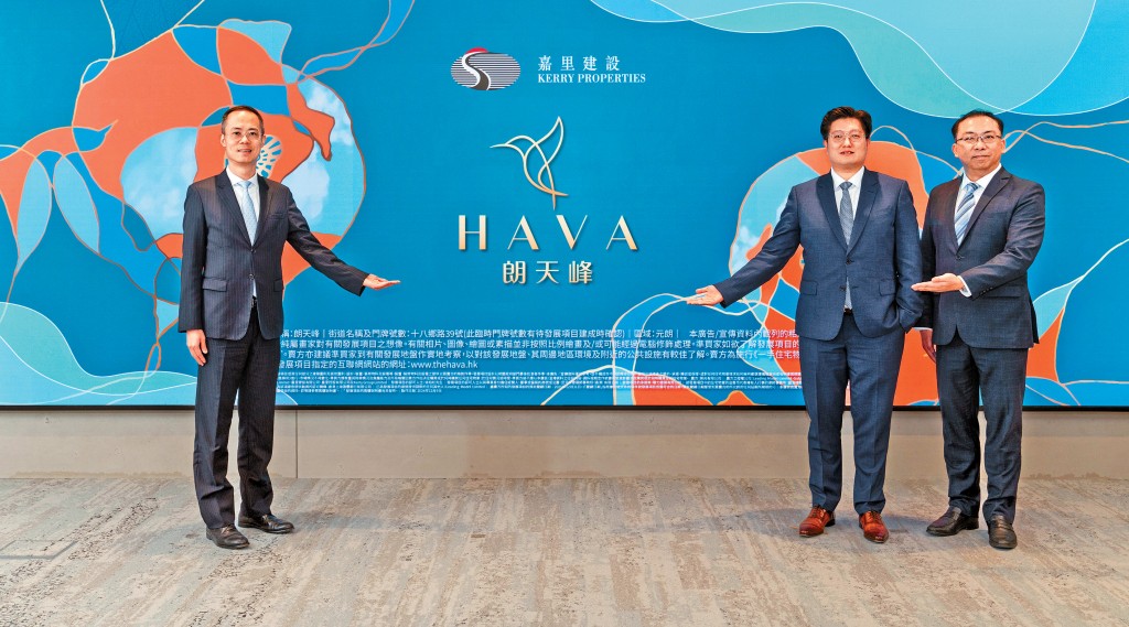 嘉里湯耀宗表示,朗天峰爭取明年農曆新年前推售。中為王維榮、右為盧永俊。