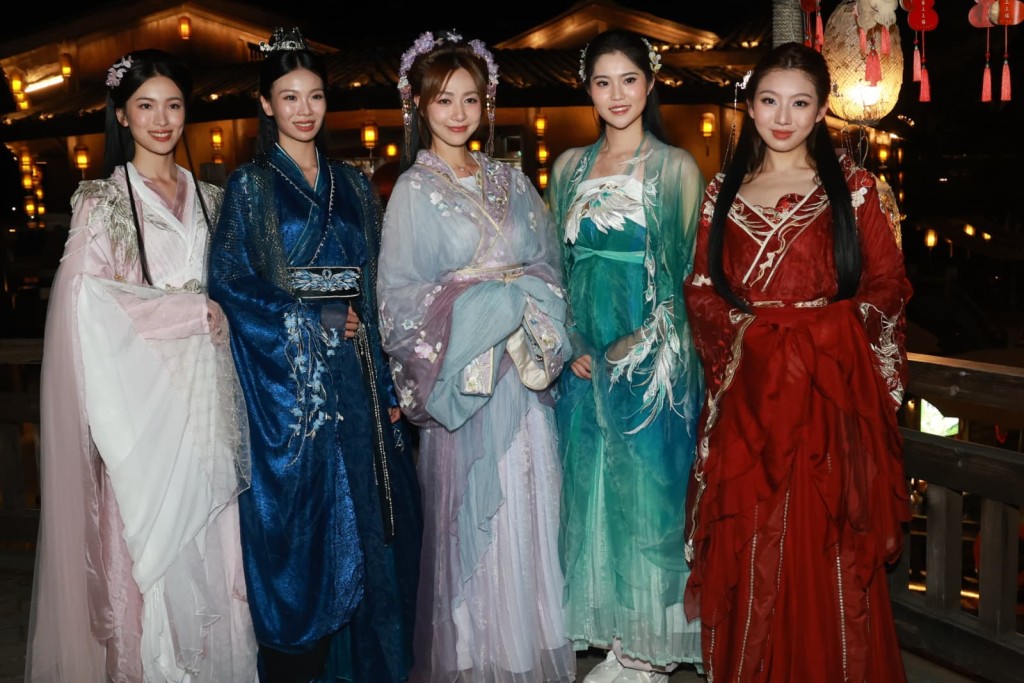 11號顏懿菲(Agnes)(左起)、4號譚雅文(Tiffany)、黃嘉雯、8號鄧匡閔(Ada)、6號盧蔚晴(Jasmine)。 11號顏懿菲(Agnes)(左起)、4號譚雅文(Tiffany)、黃嘉雯、8號鄧匡閔(Ada)、6號盧蔚晴(Jasmine)。