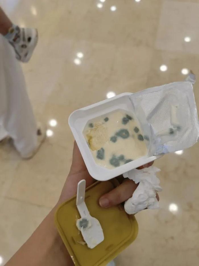 有市民在超市購買妙可藍多「芝心原味慕斯奶酪杯」發現十多個綠色「霉點」。