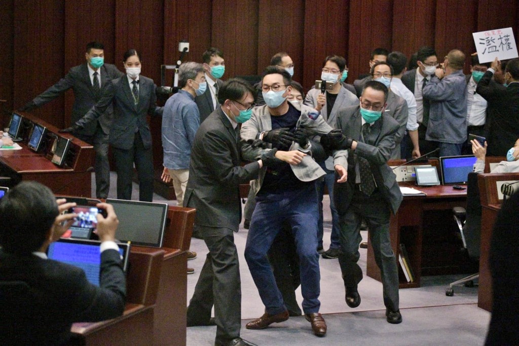 先後有14名泛民議員被趕離場。