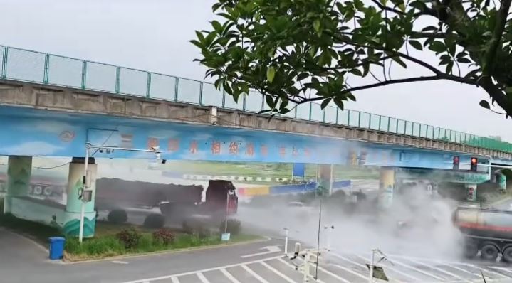 湖南氢氟酸罐车追尾撞泄，当局要封路疏散民众清理“化骨水”。抖音