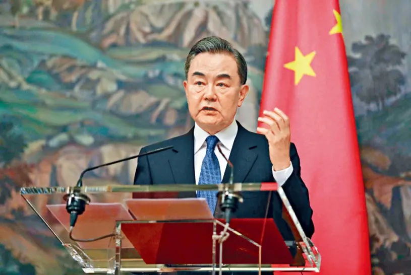 王毅與法國外長科隆納通電話。