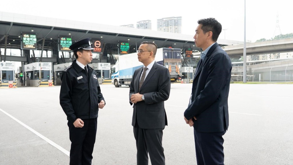 入境處處長郭俊峯及副處長（管制、簽證及證件）程和木日前到不同管制站實地視察及了解準備工作，並要求入境處所有同事全力以赴，確保節日期間通關暢順有序。入境處ig