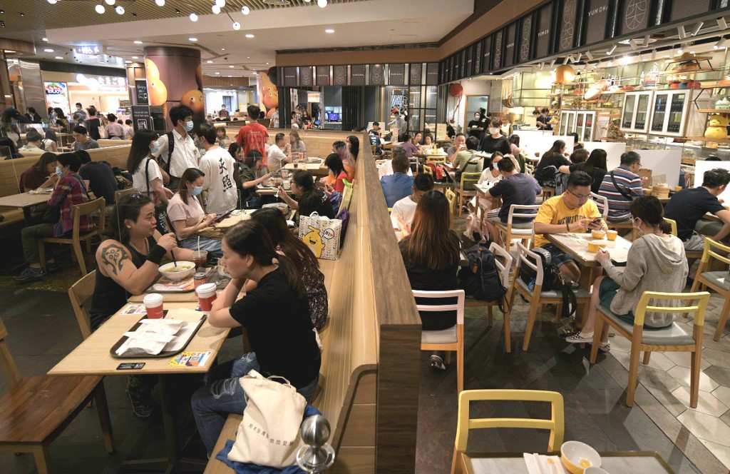本港飲食業從業員人口高峰期有多達24多萬人,如今只有22萬多人。資料圖片 本港飲食業從業員人口高峰期有多達24多萬人,如今只有22萬多人。資料圖片