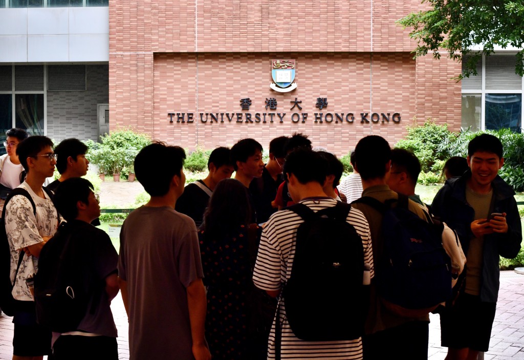 政府近年積極推動香港建設成為「國際專上教育樞紐」,吸引大批海內外學生赴港升學. 政府近年積極推動香港建設成為「國際專上教育樞紐」,吸引大批海內外學生赴港升學.
