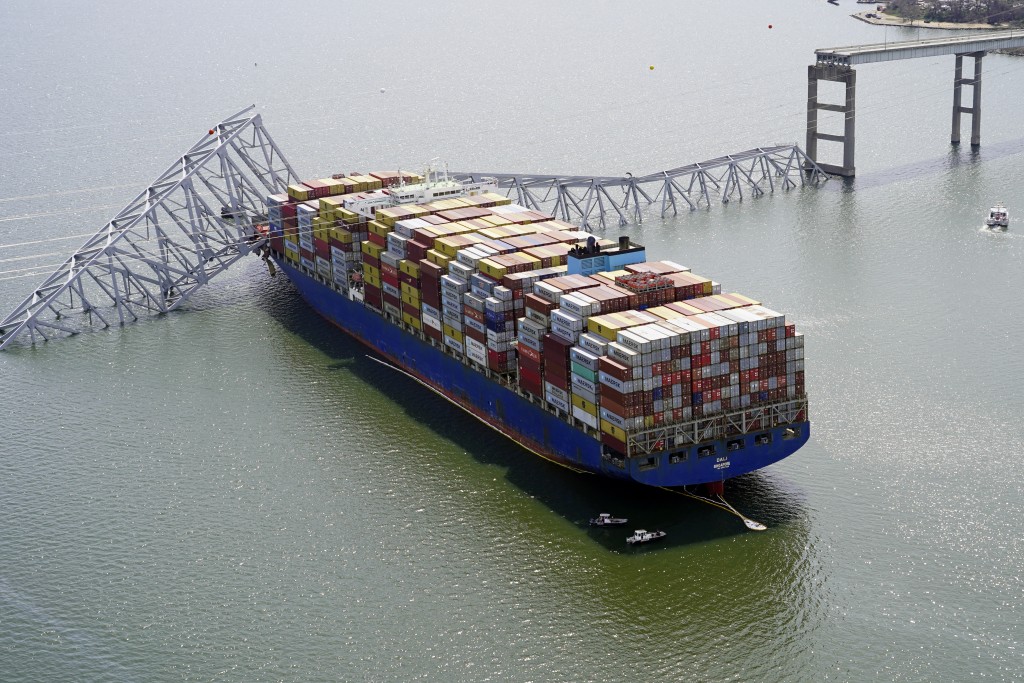 掛新加坡國旗的貨櫃船達利號撞塌巴爾的摩市大橋。美聯社