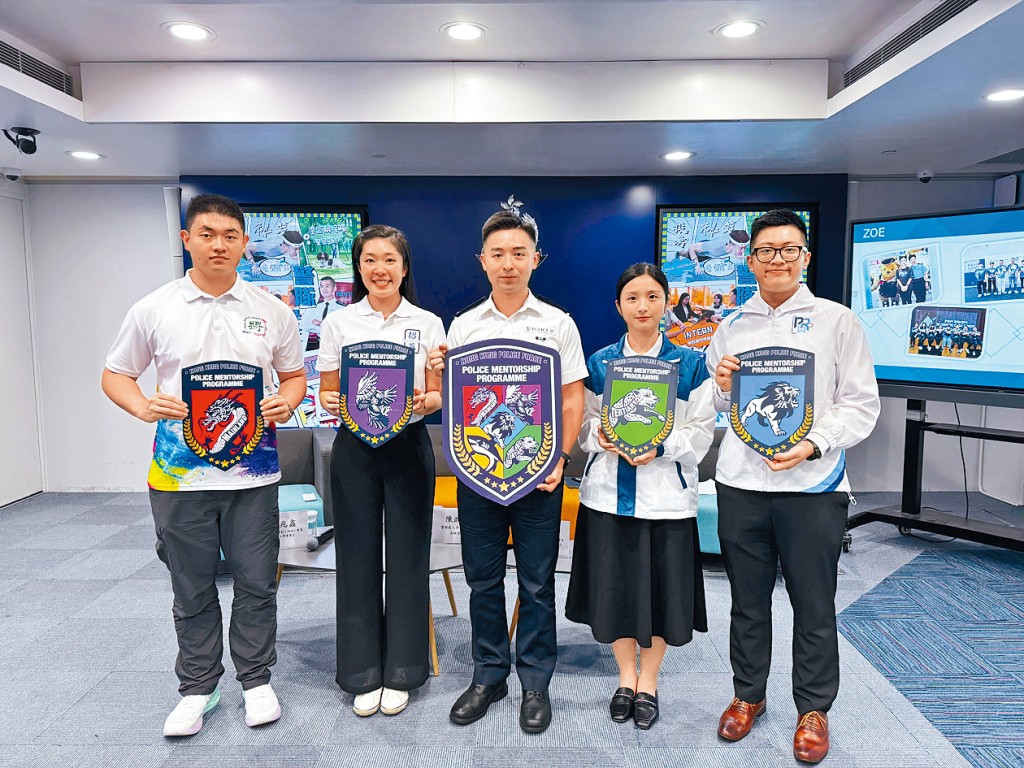 高級督察陳政熙(中)介紹警隊學長計劃,學員(左至右)洪兆鑫、盧樂施、陳淑賢、鄒曜徽分享不同實習經歷。