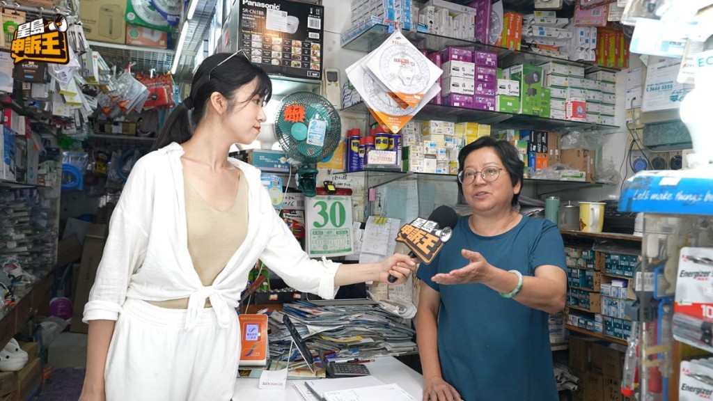 商場內經營空調店的店東方太透露,自平台維修後,空調的散熱機才改為懸掛外牆。 商場內經營空調店的店東方太透露,自平台維修後,空調的散熱機才改為懸掛外牆。