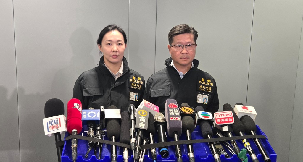 港島總區刑事部警司冼國明(左)及重案組總督察林嘉澄(右)交代案件。 港島總區刑事部警司冼國明(左)及重案組總督察林嘉澄(右)交代案件。