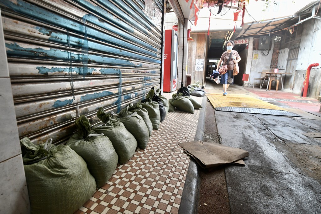 颱風泰利：在鯉魚門三家村居民已圍起沙包防水浸。（盧江球攝）