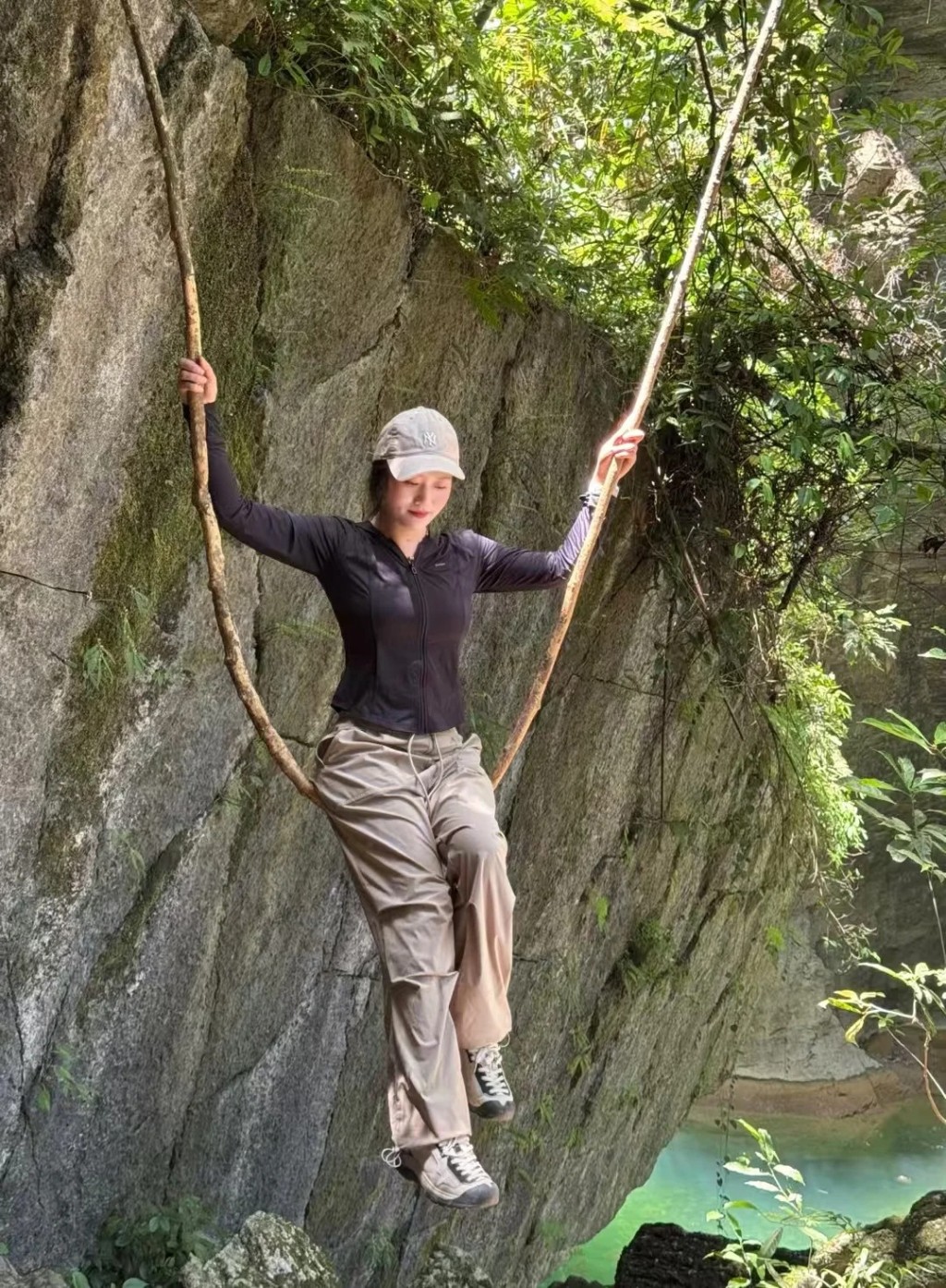 被斩断的湖北网红树藤,因可以让游客荡秋千而出名。小红书@石头在唱歌 被斩断的湖北网红树藤,因可以让游客荡秋千而出名。小红书@石头在唱歌