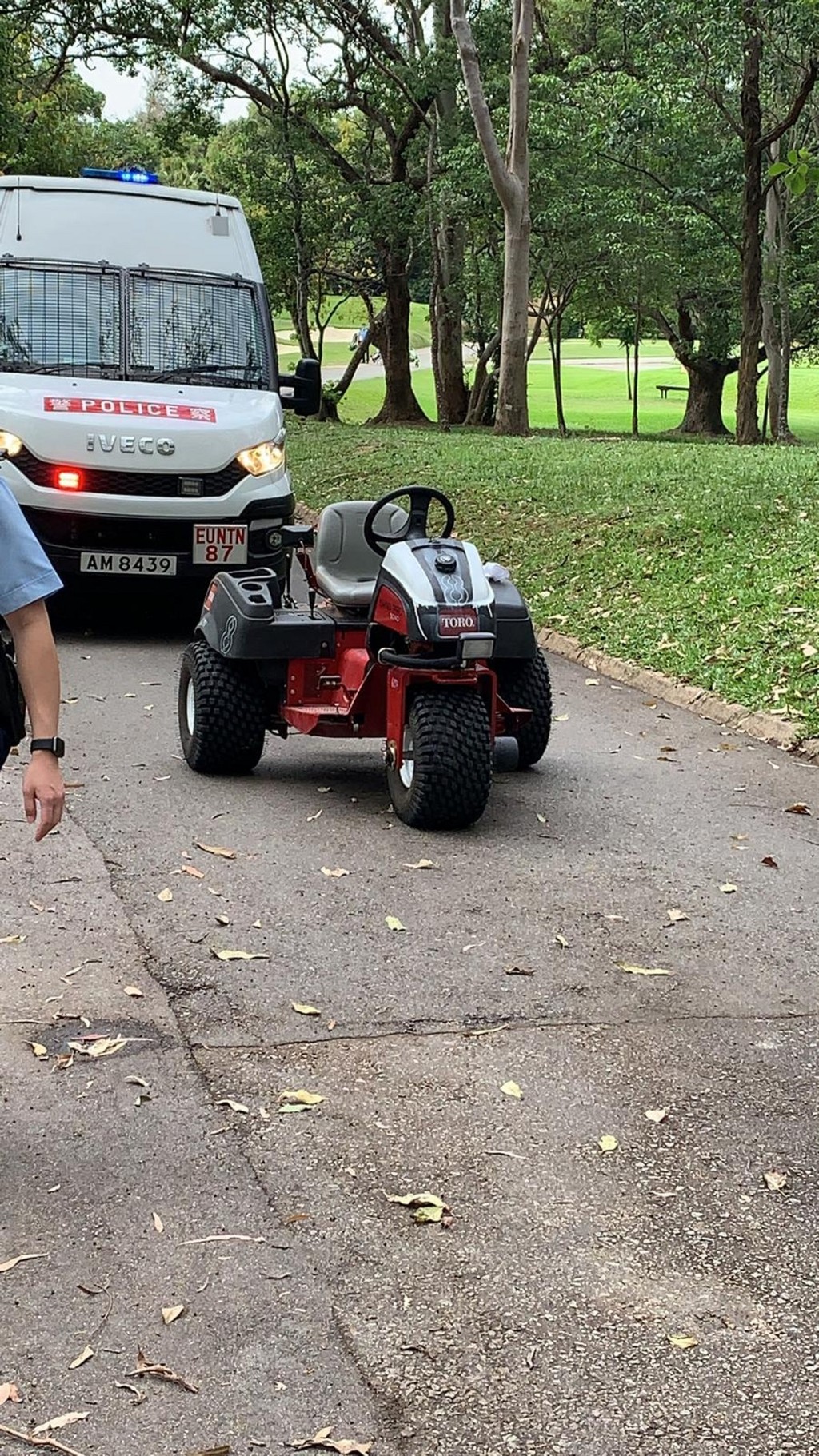 現場留下一輛三輪車。