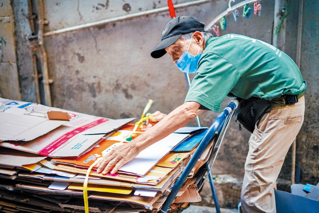 拾荒者陆伯叹言，收入减少，生活上须省吃俭用。