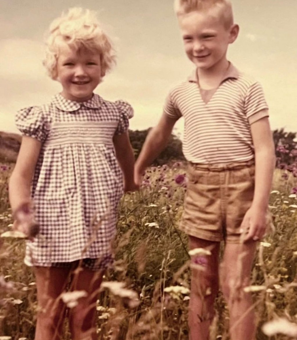 妹妹Annike公開Björn Andrésen的死訊,以及分享他們年幼時的舊照。 妹妹Annike公開Björn Andrésen的死訊,以及分享他們年幼時的舊照。