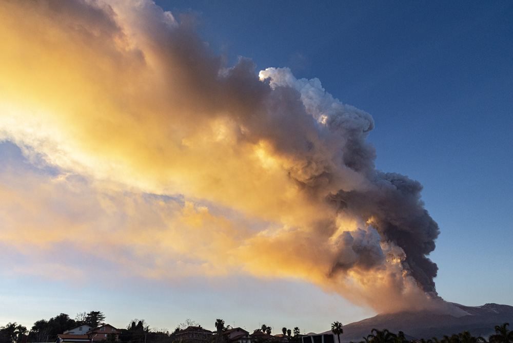 埃特納火山岩漿噴射高達1500米。AP圖片