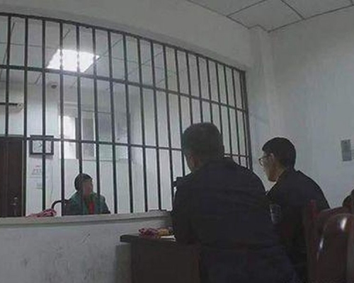 民警審訊疑犯趙某。警方圖片