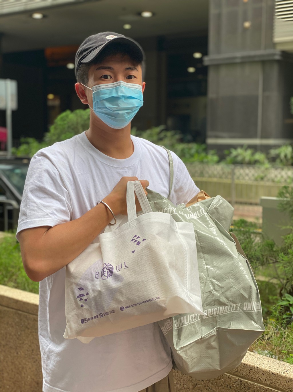 疫情下,馬貫東創業網上賣湯包,更親自送貨。