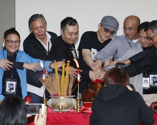 达明一派为红馆骚拜神切烧猪。