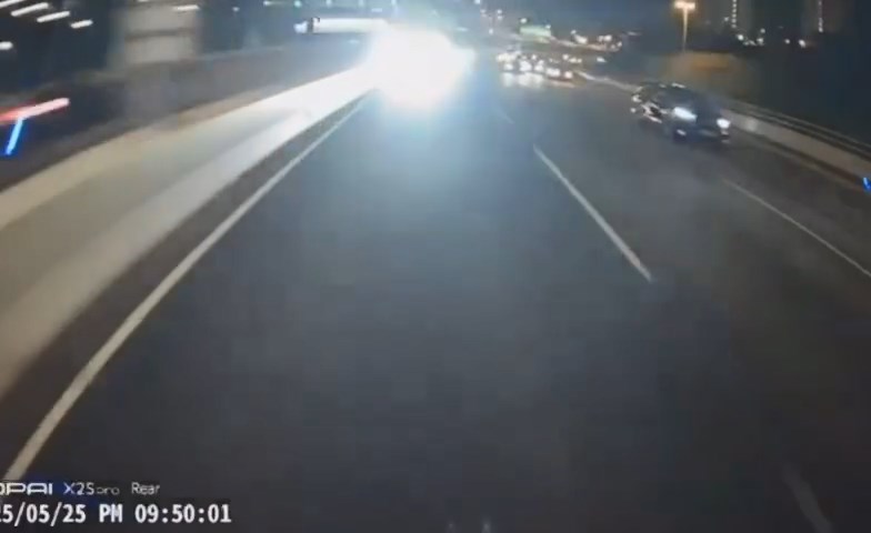 白色Tesla私家車撞向前方的電單車。網上片段截圖 白色Tesla私家車撞向前方的電單車。網上片段截圖
