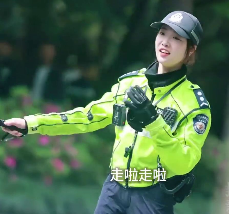 交警姐姐疏导交通劝导驾驶者语气温柔，被网民称为“杭州朴信惠”。