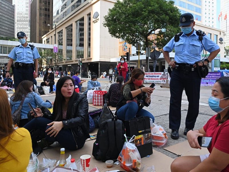 警員隨即請不是在進食的聚集人市戴上口罩。