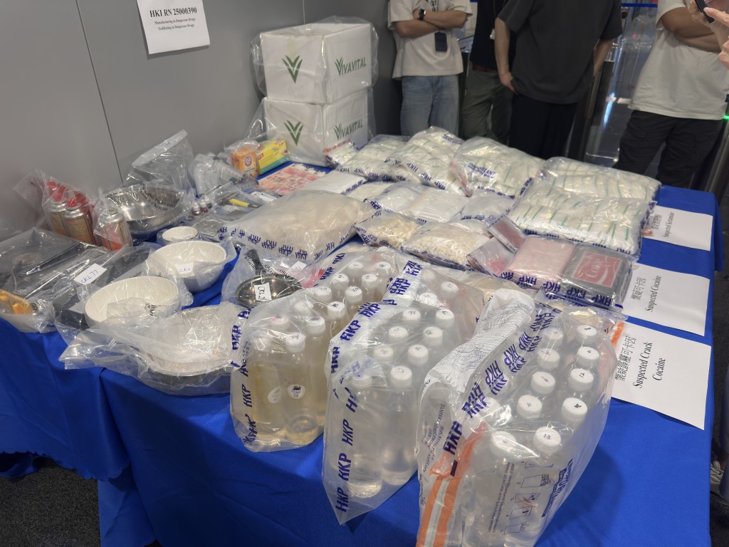 警方檢獲一批精油,懷疑是太空油毒品原料。 警方檢獲一批精油,懷疑是太空油毒品原料。