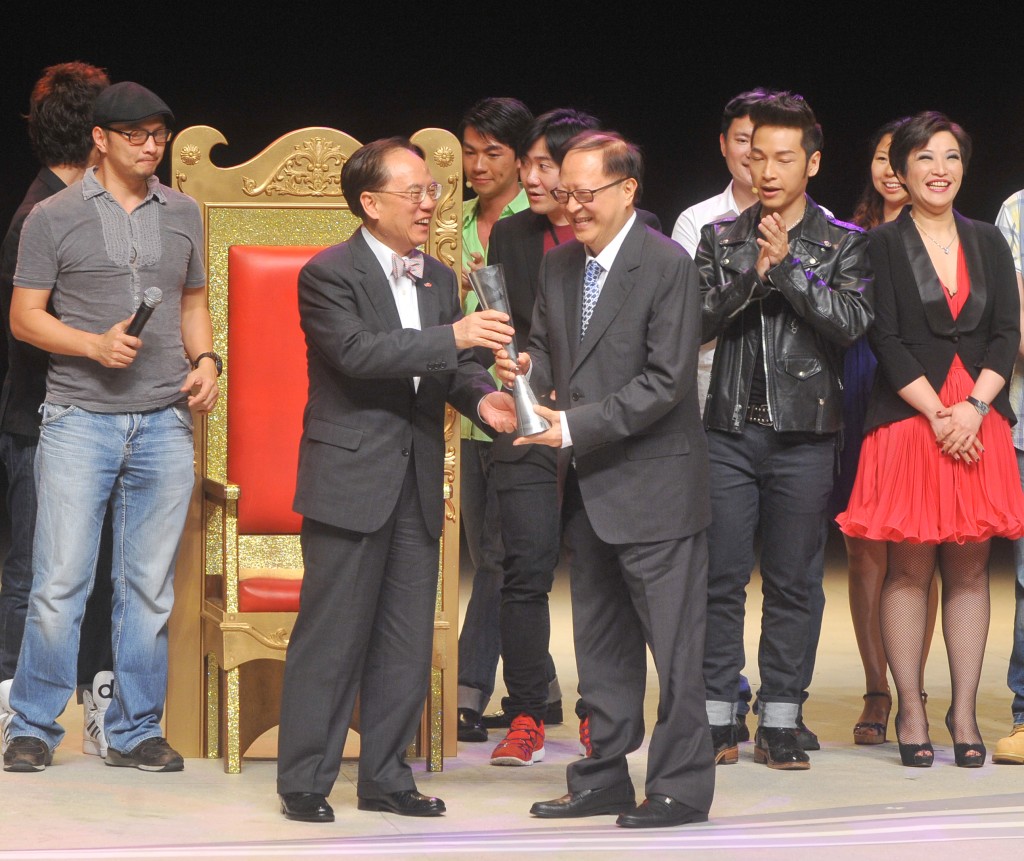 鍾景輝在《2011香港藝術發展獎》獲頒發「終身成就獎」！