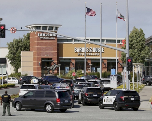 三藩市市郊购物商场发生枪击案多人受伤。AP