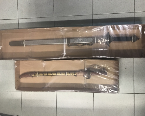 行動中檢獲兩把刀。