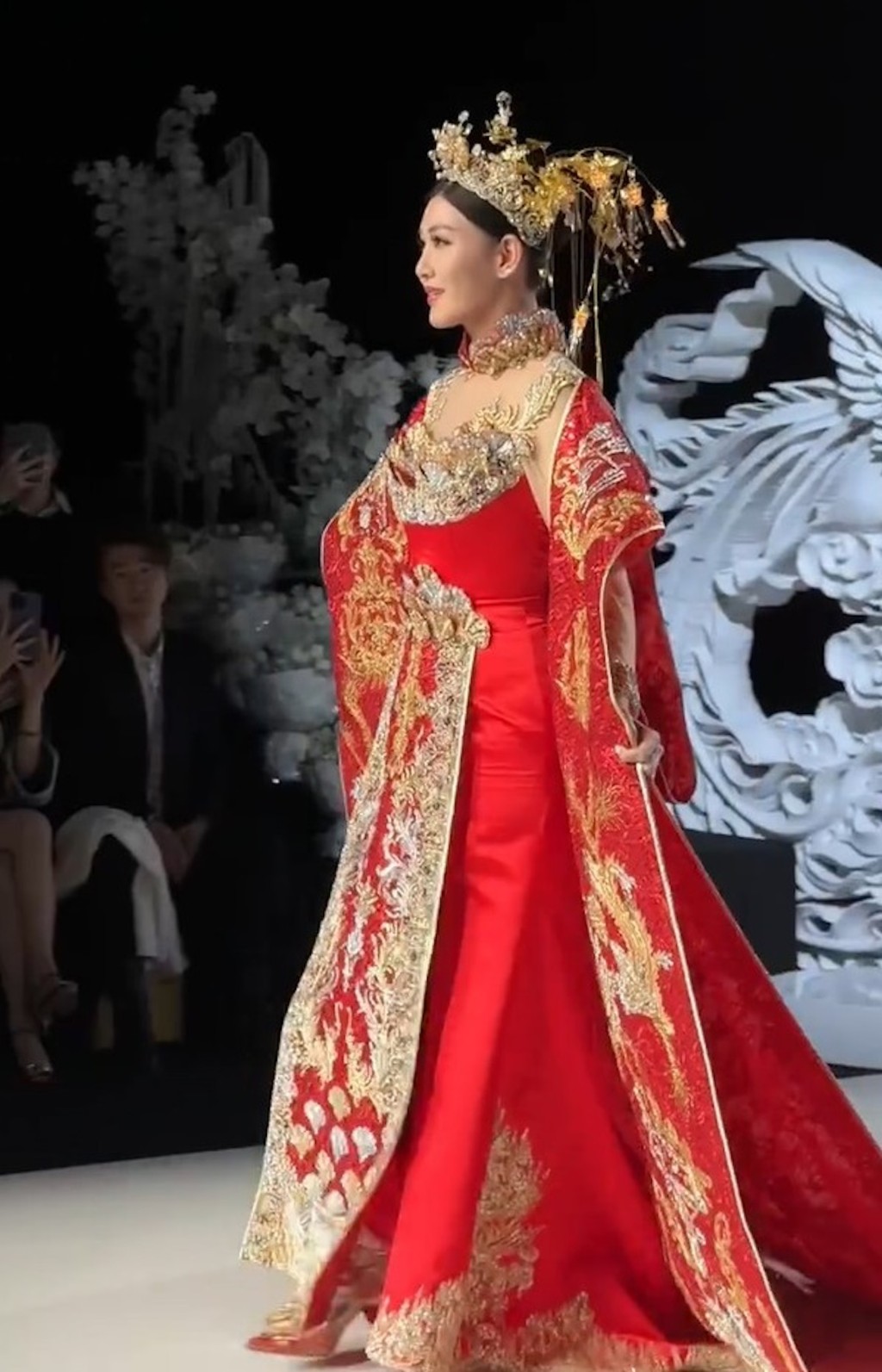 李彩華穿上似足婚禮的服飾。