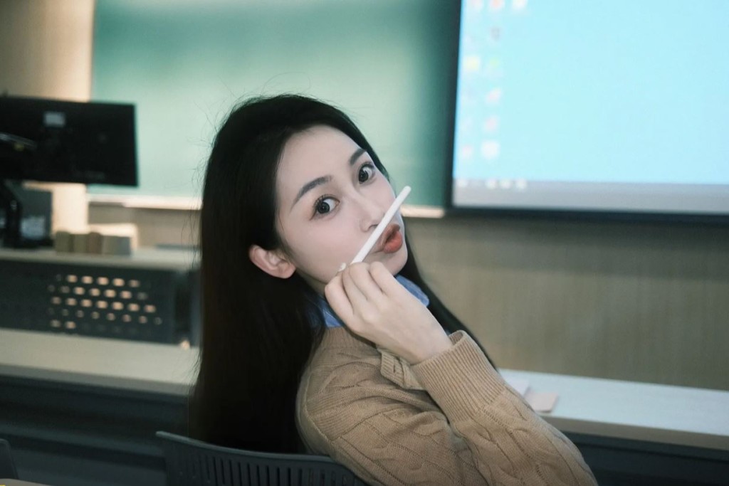 00後陶憶雯成為央視國際頻道黃金時段主播。抖音
