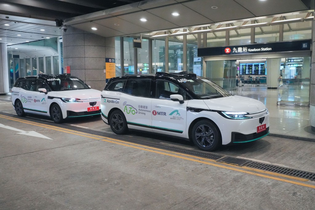 今天上午於高鐵香港西九龍站與機場快綫九龍站之間進行的自動車路面測試,過程大致暢順。 今天上午於高鐵香港西九龍站與機場快綫九龍站之間進行的自動車路面測試,過程大致暢順。
