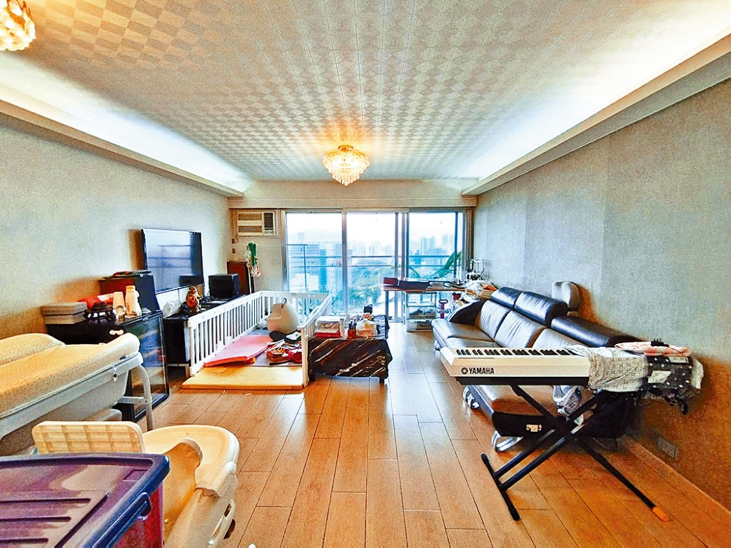 畢架山花園銀主盤,面積1126方呎,開價1050萬,較銀行估價1234萬低約15%。
