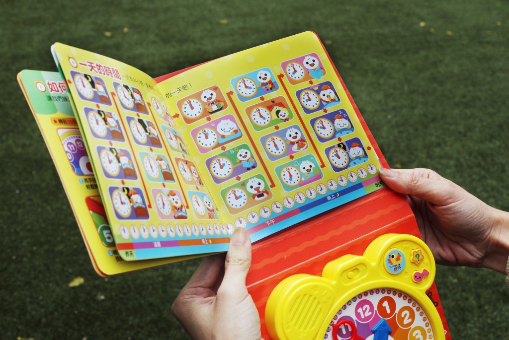 一書在手，教孩子用時間分辨 昨天、今天、明天。（攝：鄭志良）