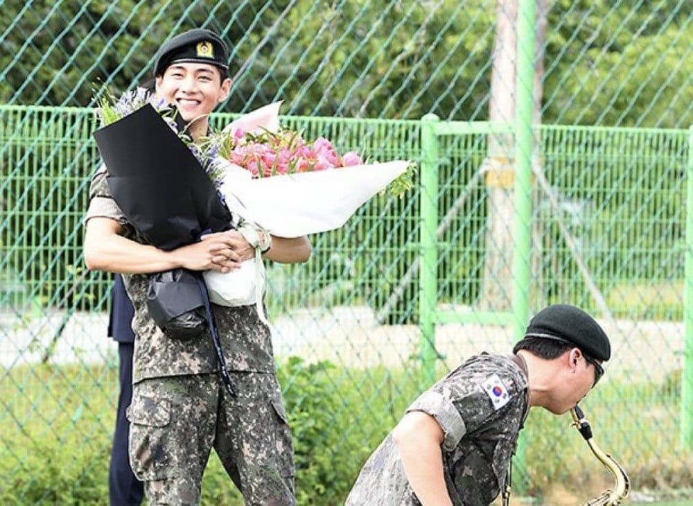 V感謝軍中同袍照顧,望盡快重返舞台,RM興奮得吹色士風。 V感謝軍中同袍照顧,望盡快重返舞台,RM興奮得吹色士風。