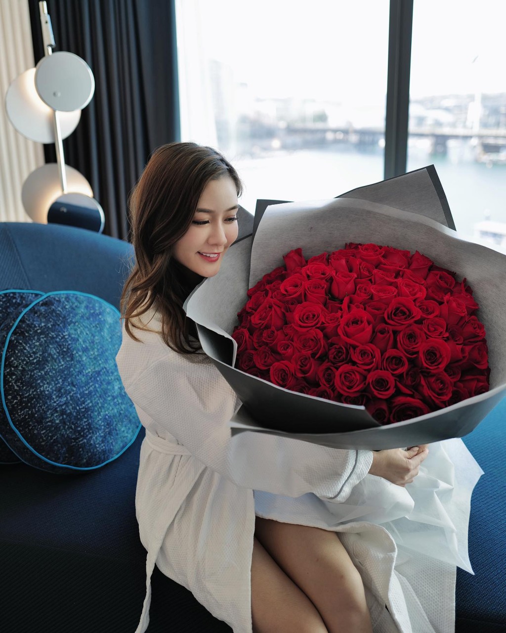 陈诗欣首获老公赠送99枝玫瑰。