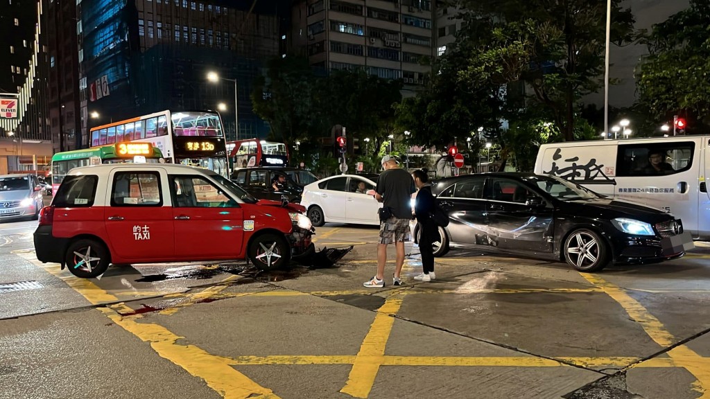 旺角兩車相撞 私家車司機乘客蹤杳 的士司機受傷。馬路的事 (即時交通資訊台)FB