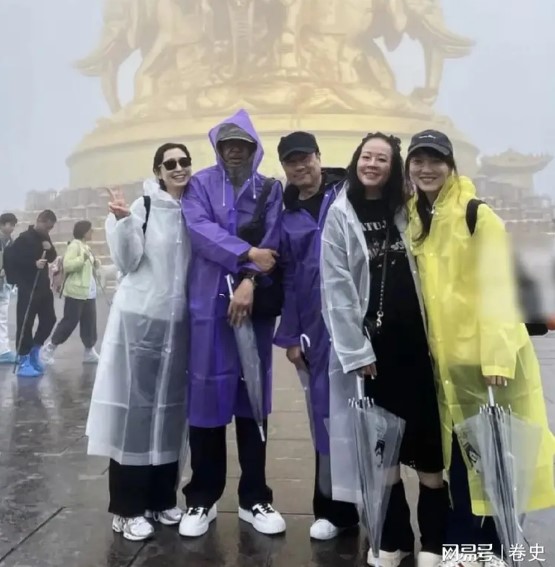 劉青雲和郭藹明的肢體動作說明二人好恩愛。 劉青雲和郭藹明的肢體動作說明二人好恩愛。