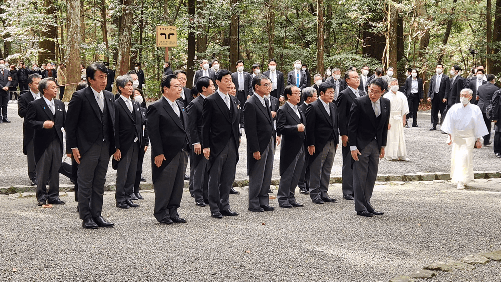日本首相岸田文雄在三重縣伊勢神宮率眾參拜。網圖