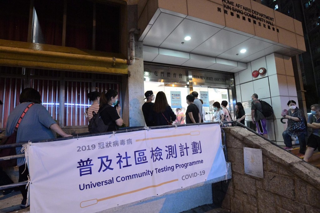 屯門建生社區會堂檢測中心出現人龍。