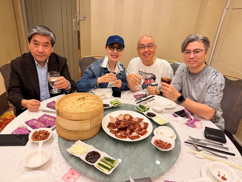 楊紹鴻（右2）跟柳影虹聚會，曝光後者最新狀態。